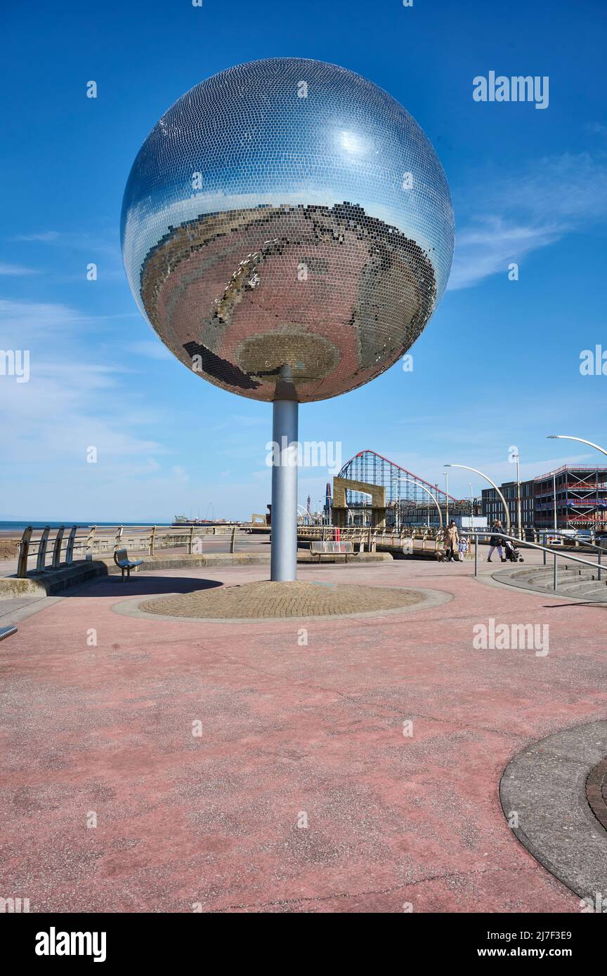 South Promenade ArtWork Trail. Il gigantesco specchio palla sulla Blackpool Promenade Foto Stock