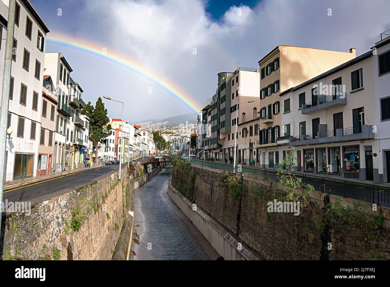 FUNCHAL, ISOLA DI MADEIRA - 20 febbraio 2022: Funchal City Street dopo la pioggia con un bel arcobaleno Foto Stock