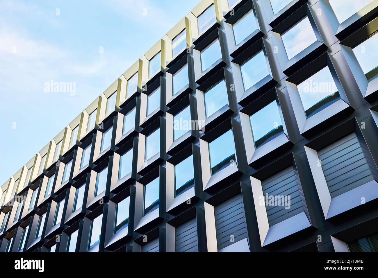 Moderno complesso residenziale. Facciata di un nuovo edificio per uffici in Europa. Complesso di appartamenti residenziali in Polonia Foto Stock