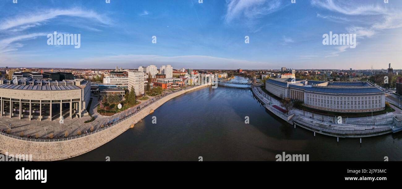 Panorama aereo della città di Wroclaw con ponte auto sul fiume Odra in Polonia, paesaggio urbano con architettura storica europea Foto Stock