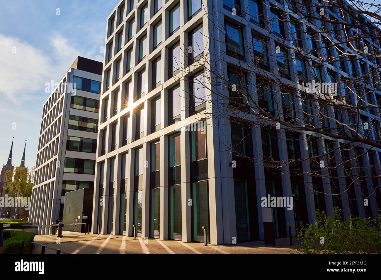 Moderno complesso residenziale. Facciata di un nuovo edificio per uffici in Europa. Complesso di appartamenti residenziali in Polonia Foto Stock