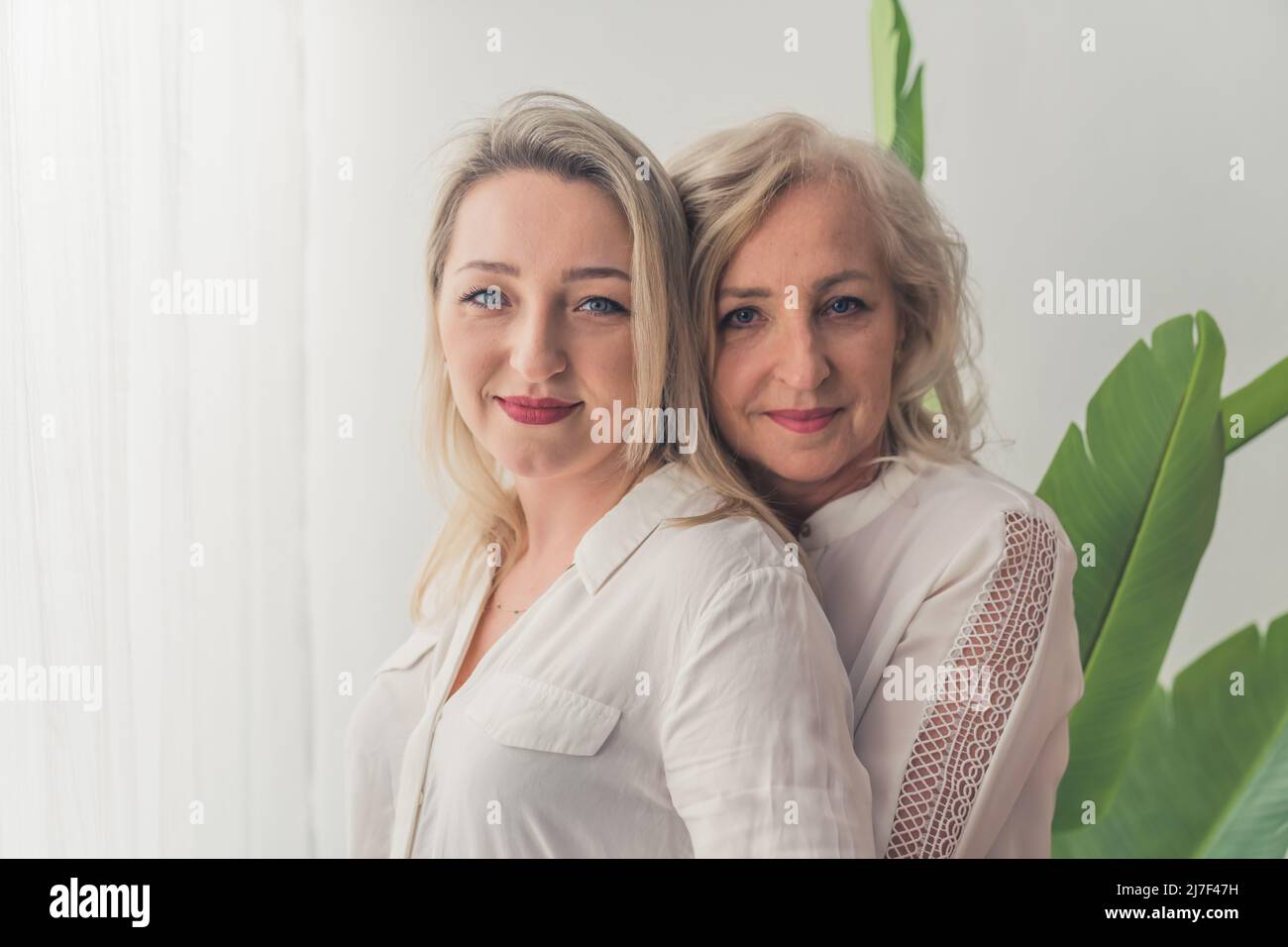 mamma e figlia si abbracciano guardando insieme la camerra . Foto di alta qualità Foto Stock
