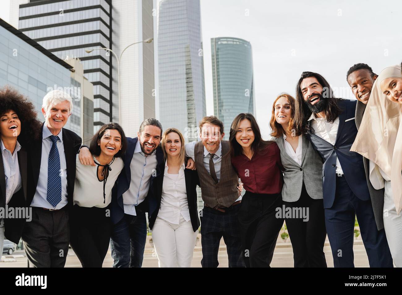 Gruppo multirazziale di uomini d'affari che si divertono insieme all'aperto - imprenditori e colleghi sorridenti con la macchina fotografica Foto Stock