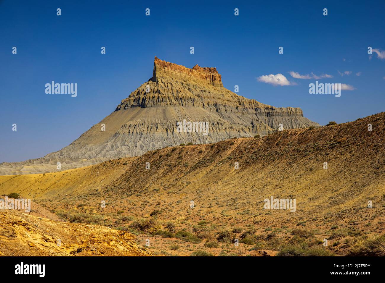 Si tratta di una vista pomeridiana di una formazione storica chiamata Factory Butte ad est di Capitol Reef NP, Utah in un'area isolata di Wayne County Utah, USA, Foto Stock