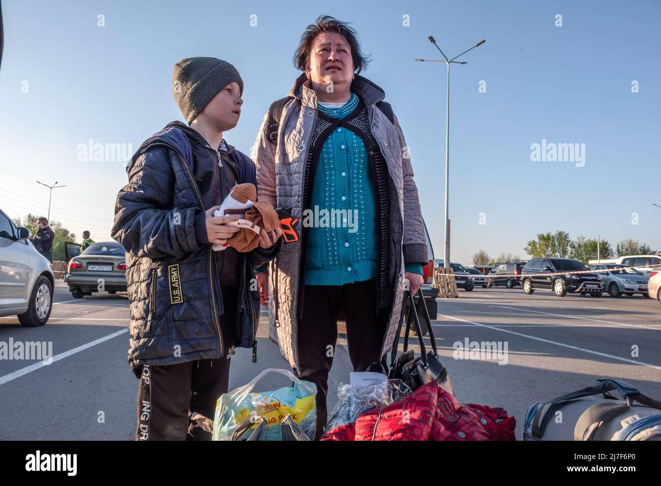 Zaporizhia, Ucraina. 08th maggio 2022. Una nonna con suo nipote al Centro Zaporizia per gli sfollati. Ogni giorno i rifugiati provenienti da tutta l'Ucraina orientale arrivano al Centro Zaporizhia per gli sfollati che fuggono da zone di combattimento o territori occupati dall'esercito russo. La Russia ha invaso l'Ucraina il 24 febbraio 2022, scatenando il più grande attacco militare in Europa dalla seconda guerra mondiale Credit: SOPA Images Limited/Alamy Live News Foto Stock