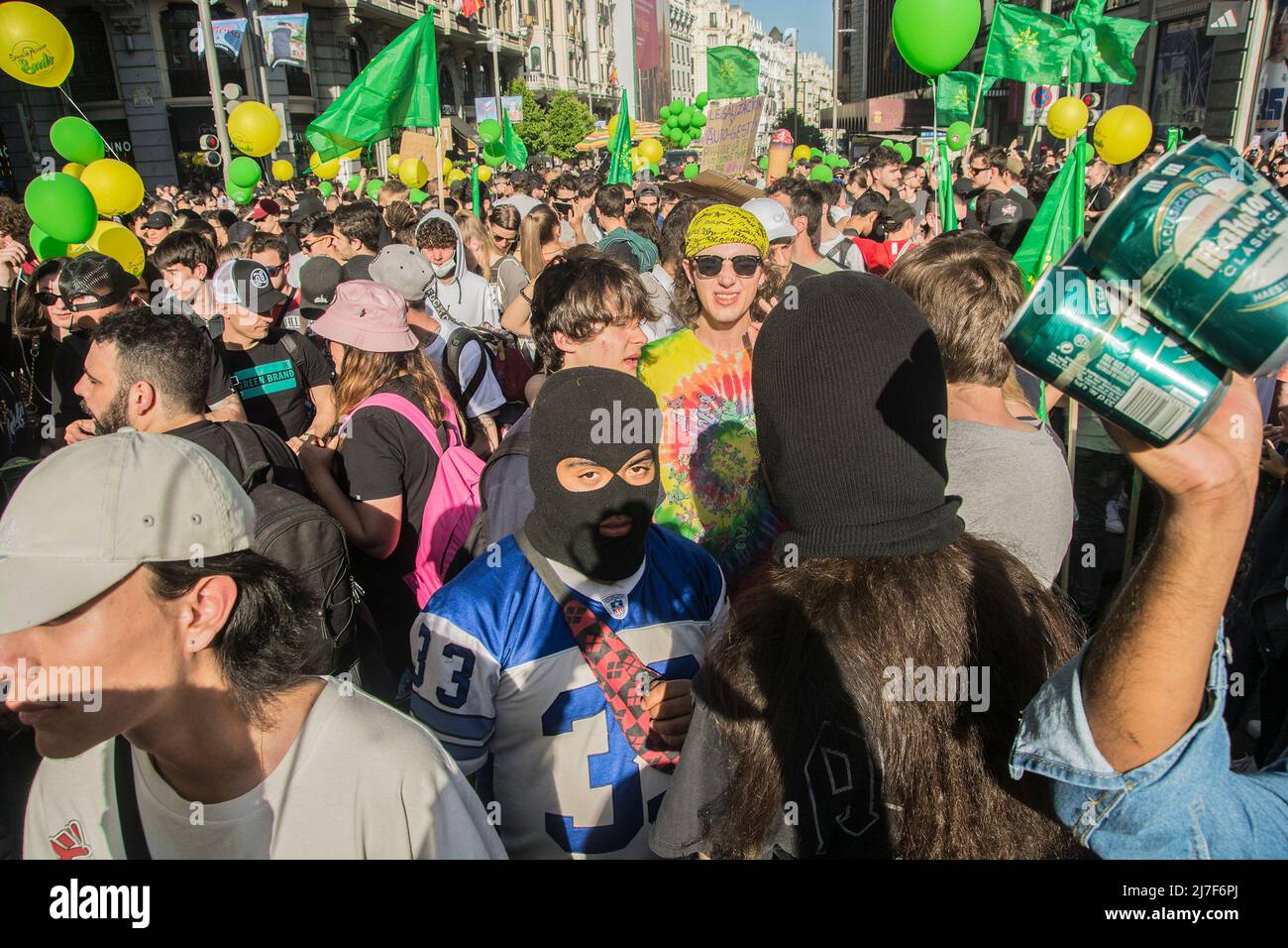 7 maggio 2022, Madrid, Madrid, Spagna: La marcia Mondiale Marijuana celebra il suo 25th anniversario in Spagna con una dimostrazione che nella sua ultima edizione ha riunito migliaia di persone per esigere la legalizzazione di tutti gli usi della marijuana e la fine della persecuzione del settore...A pochi metri dal Congresso dei deputati, Laddove un sottocomitato sta studiando la possibile regolamentazione dell'uso medicinale della cannabis, la marcia Mondiale Marijuana, che si tiene da 25 anni in Spagna, inizierà questo sabato. Nell'ultimo appello per questa dimostrazione di strada, prima della pandemia, più di 40,00 Foto Stock