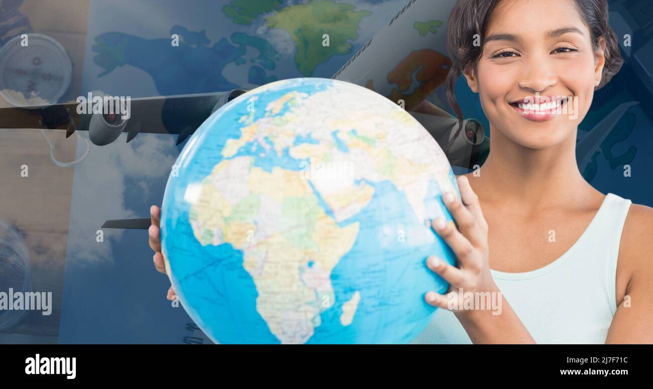 Immagini multiple di giovane donna asiatica con globo e aeroplano e mappa, bussola di navigazione sul tavolo Foto Stock