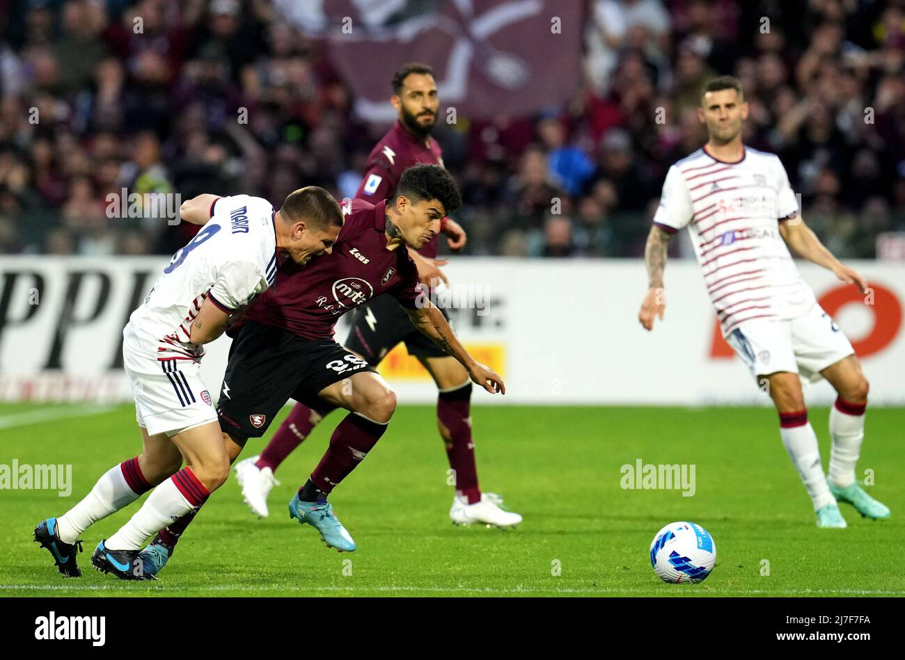 SALERNO, ITALIA - MAGGIO 08: Diego Perotti degli Stati Uniti Salernitana compete per la palla con Razvan Marin di Cagliari Calcio, durante la Serie Una partita tra US Salernitana e Cagliari Calcio allo Stadio Arechi il 8 maggio 2022 a Salerno, Italia. (Foto tramite MB Media) Foto Stock