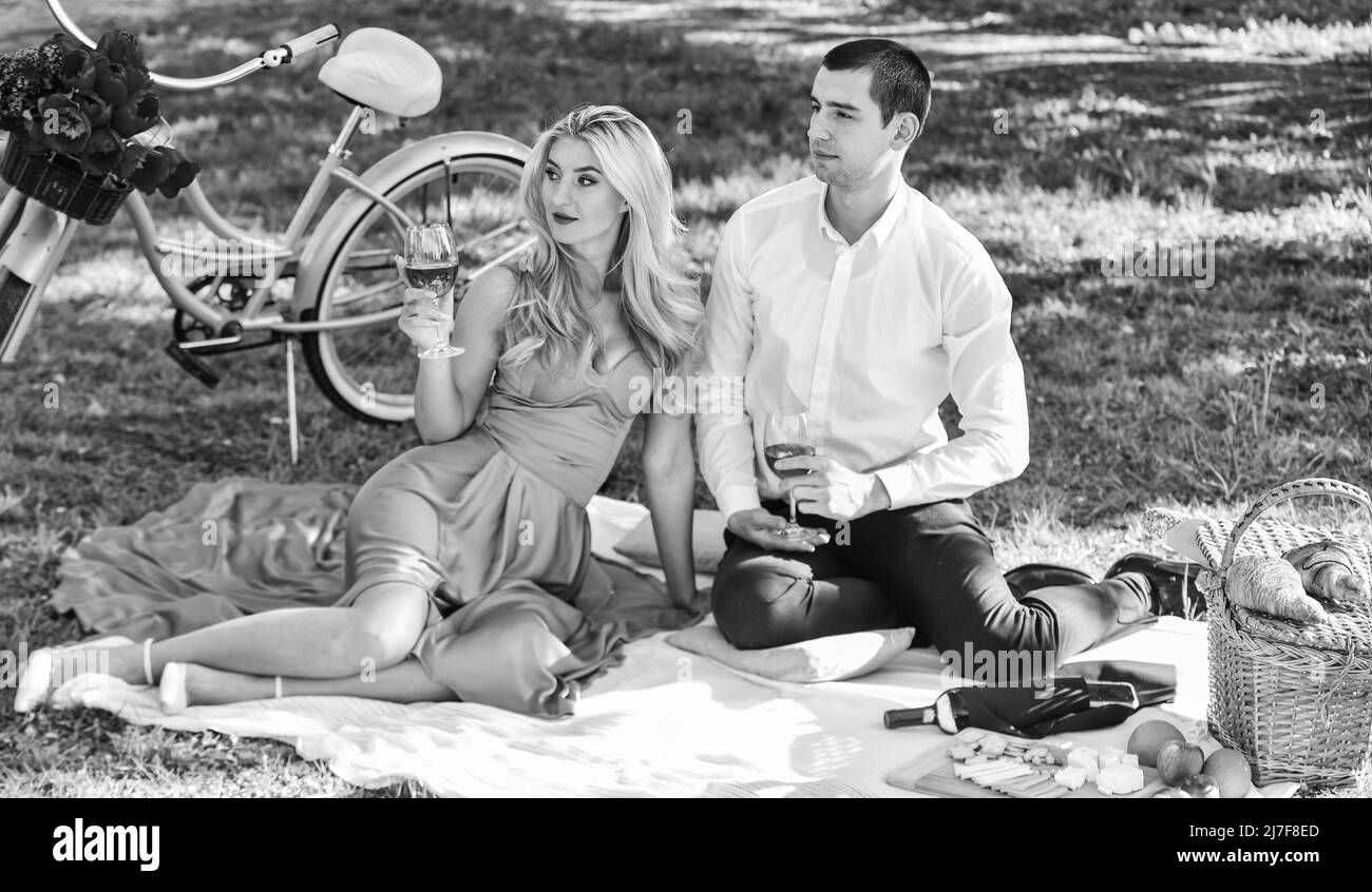 Vacanze estive. Festeggiamenti. Famiglia felice nel parco. Cibo e bevande. Uomo e donna. Coppia romantica al picnic. Data d'amore in primavera. Estate Foto Stock