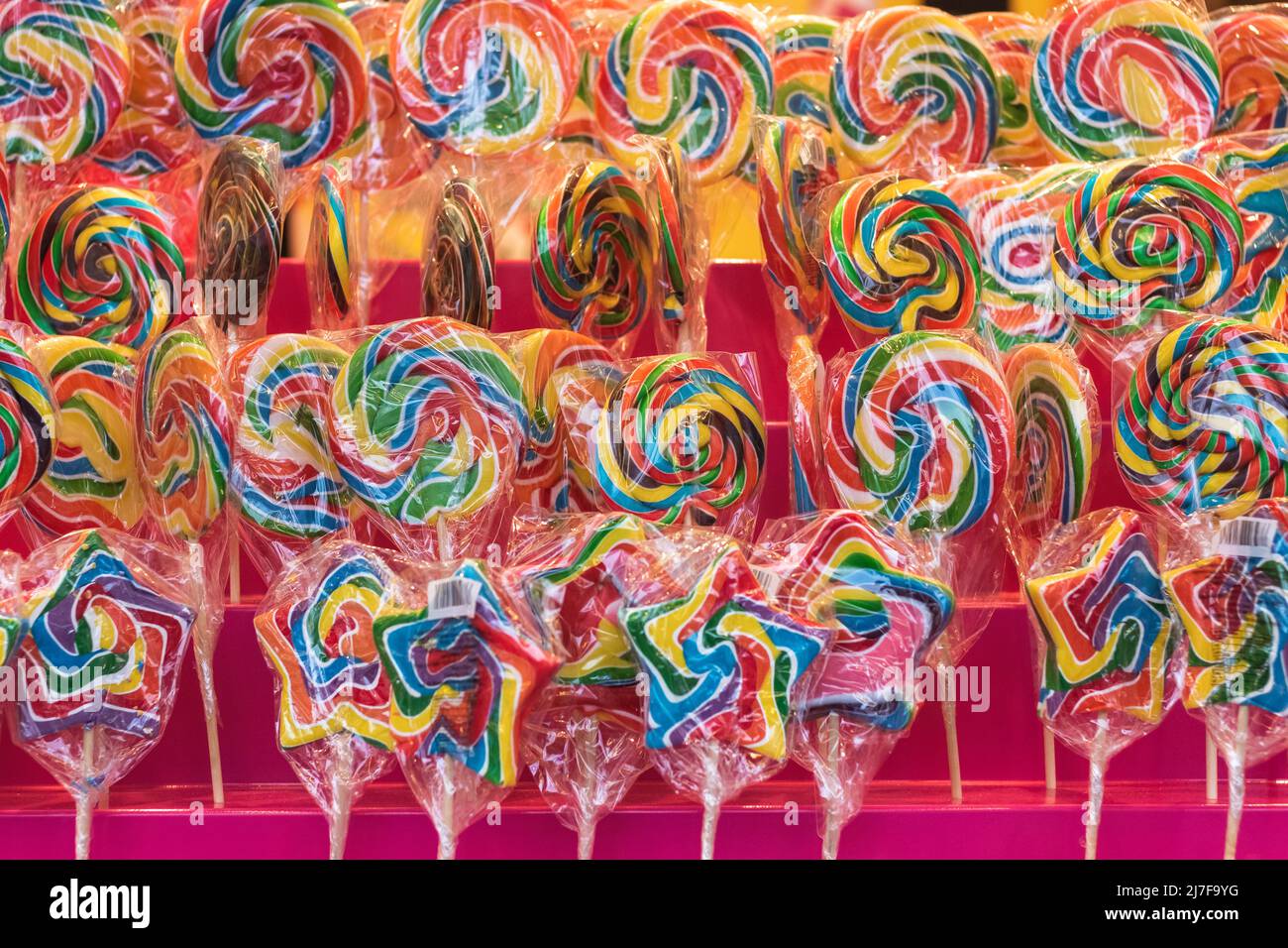 Lollipop colorati in mostra al mercatino di Natale di Hyde Park Winter Wonderland a Londra Foto Stock