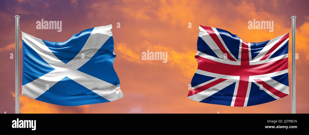 Ucraina e Regno Unito due bandiere su flagpoli e cielo blu. Aiuto militare in ucraina Foto Stock