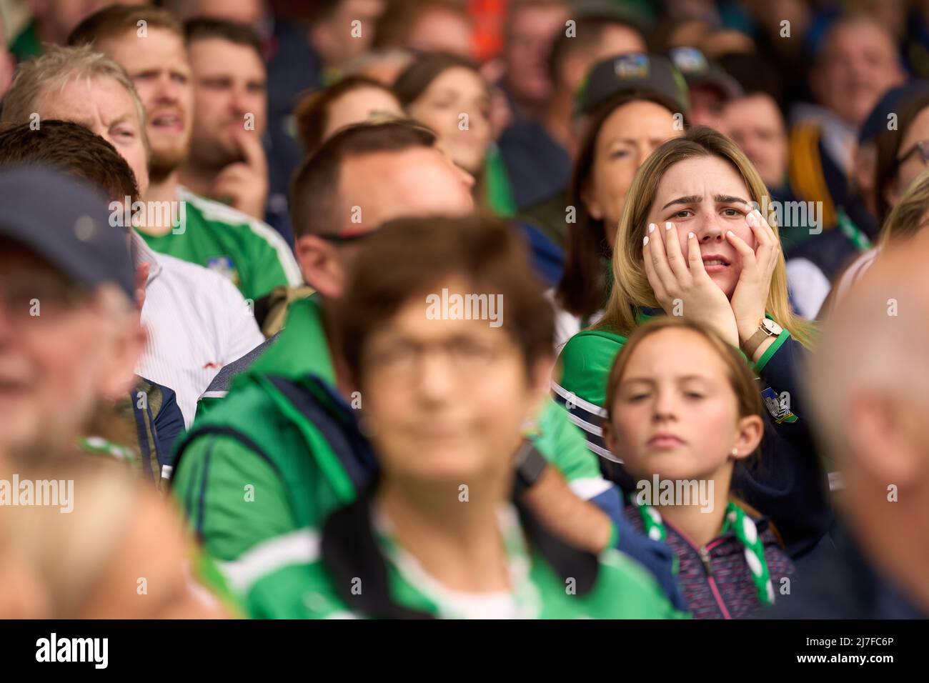 Tifosi preoccupati per una partita di limerick Hurling contro Tipperary nella finale della Coppa Munster Foto Stock