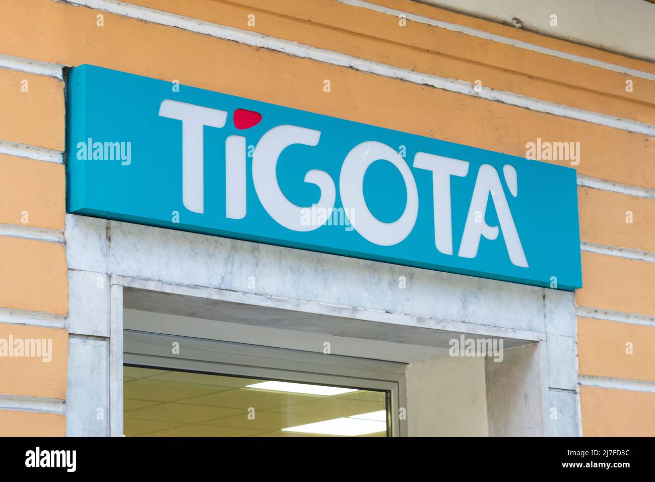 Carrara, Italia - 9 maggio 2022 - segno di Tigotà, una franchigia italiana per la vendita di prodotti cosmetici e prodotti per la cura della casa Foto Stock