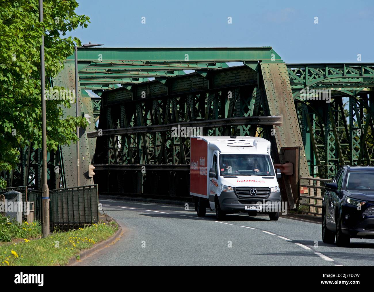Islanda furgone di consegna sul Keadby Bridge, che attraversa il fiume Trent vicino Althorpe, North Lincolnshire, Inghilterra Regno Unito Foto Stock