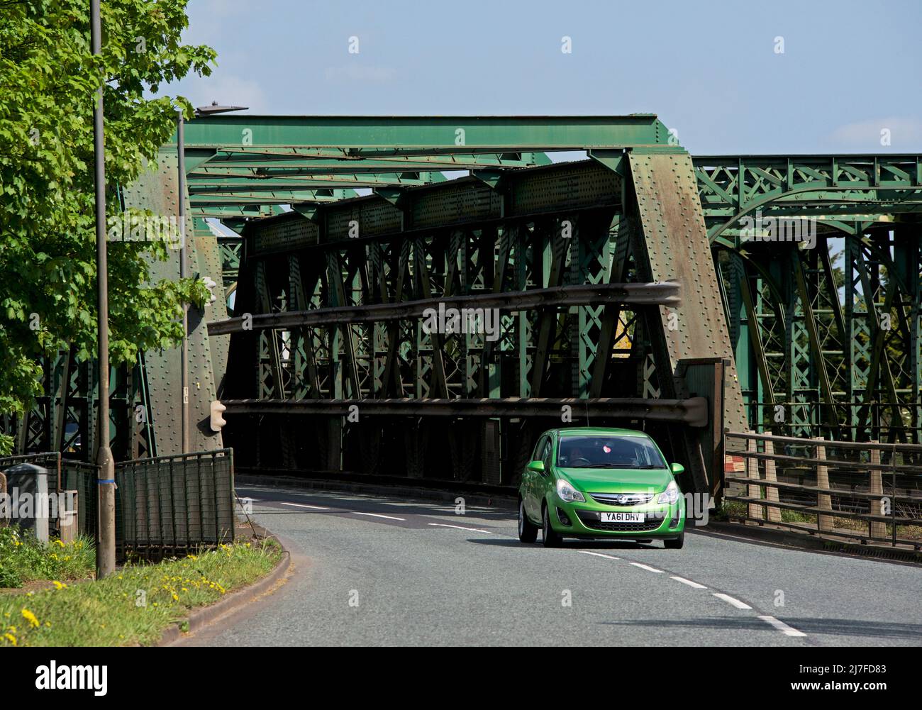 Vauxhall corsa auto su Keadby Bridge, che attraversa il fiume Trent vicino Althorpe, North Lincolnshire, Inghilterra Regno Unito Foto Stock