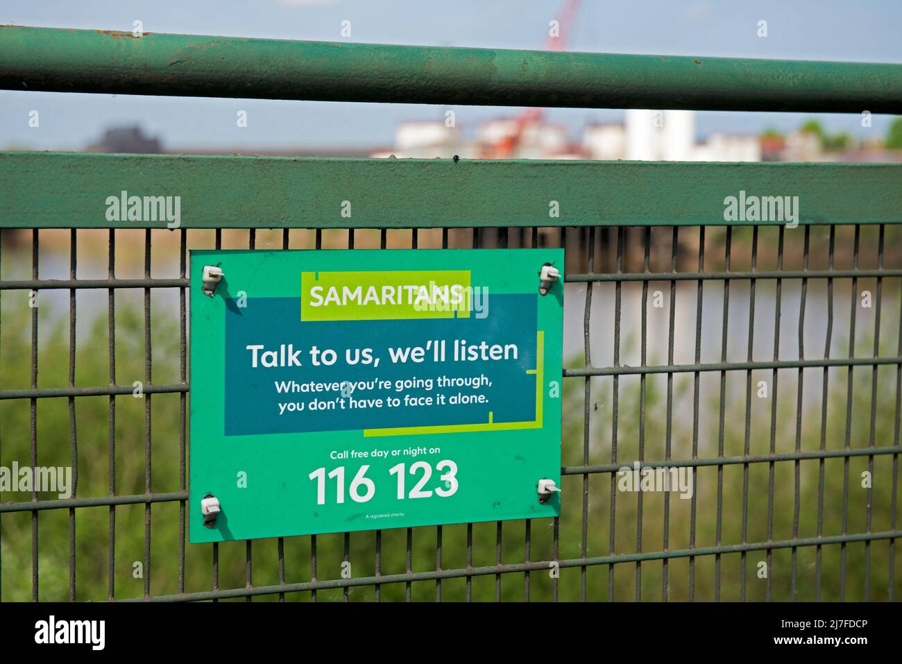 Samaritans segno attaccato al Keadby Bridge, sopra il fiume Trent ad Althorpe, North Lincolnshire, Inghilterra Regno Unito Foto Stock