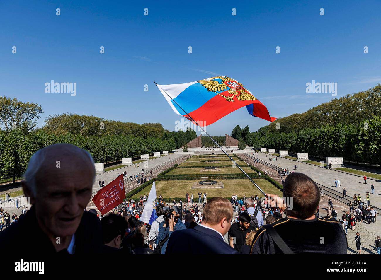 Berlino, Germania. 09th maggio 2022. Un uomo ondeggia una bandiera russa al memoriale sovietico nel Parco Treptower. Credit: Carsten Koall/dpa/Alamy Live News Foto Stock