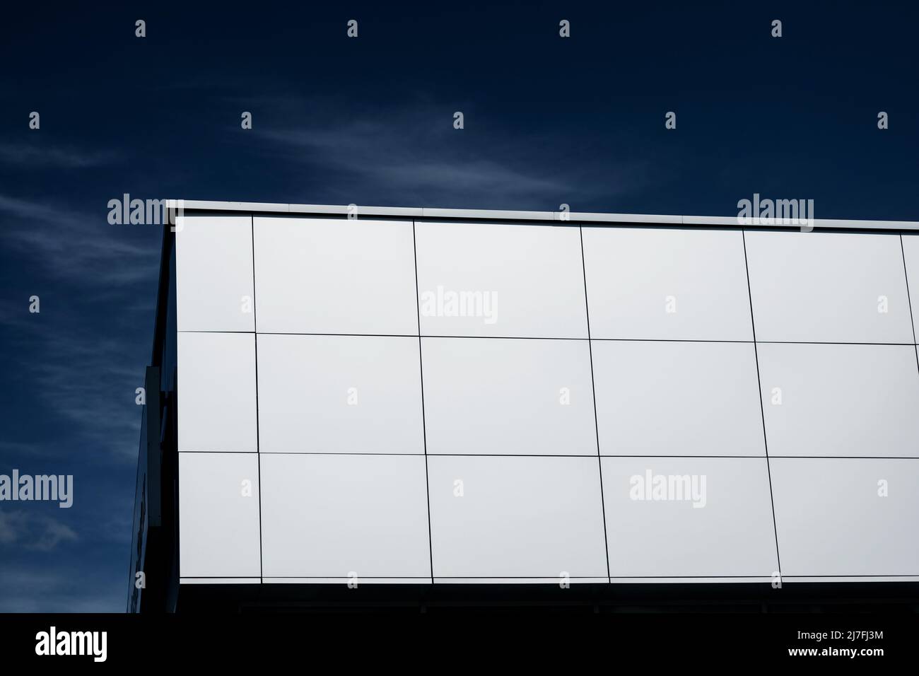 pareti esterne di un edificio contemporaneo di stile commerciale con pannelli compositi in alluminio su sfondo cielo Foto Stock