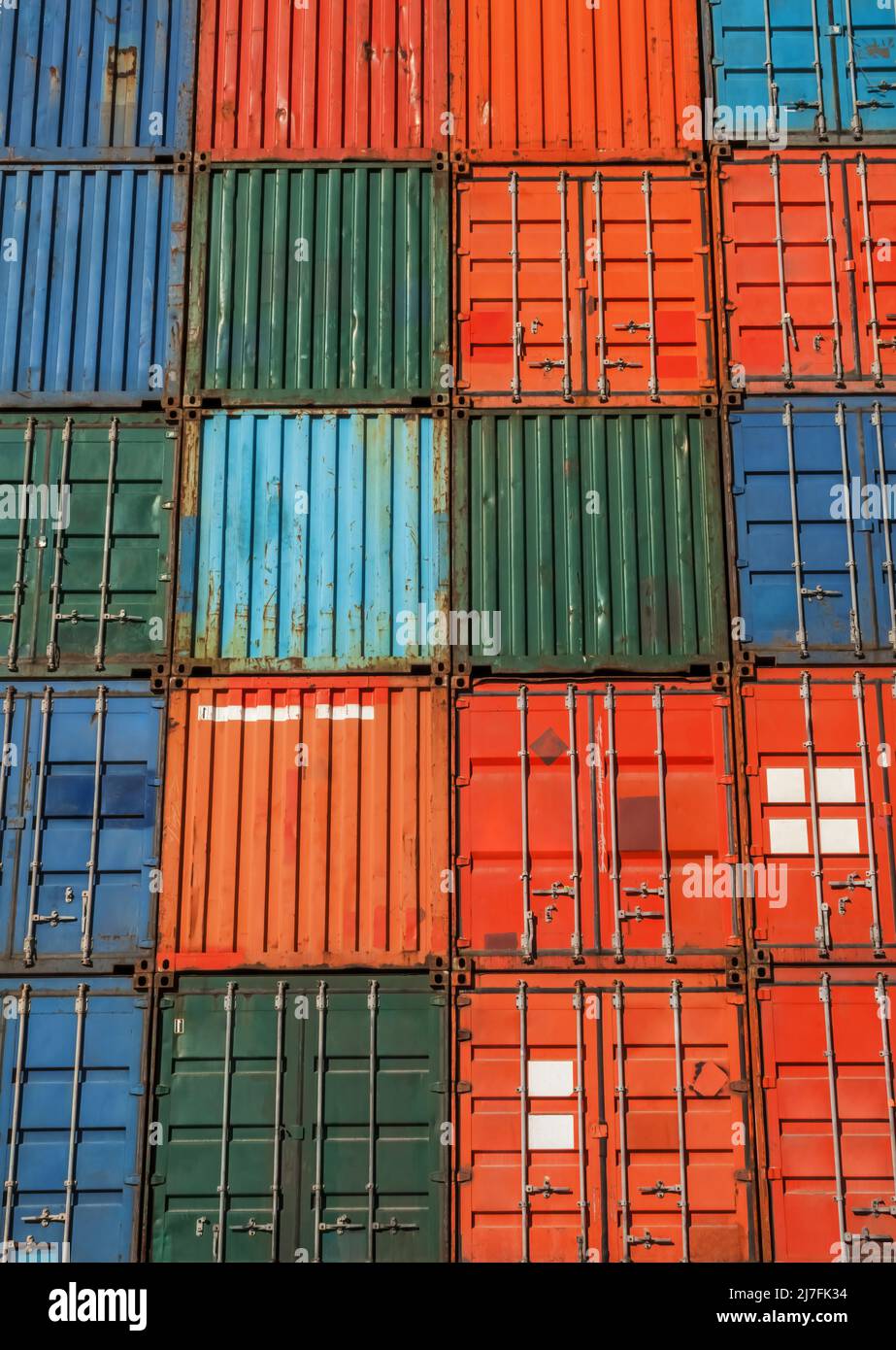 Parete dei contenitori di spedizione impilati Foto Stock
