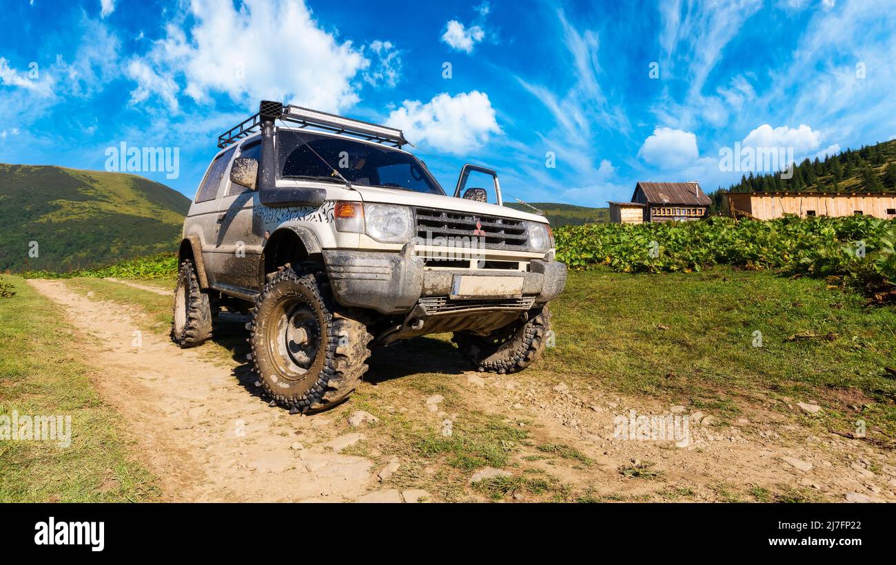 Kvasy, ucraina - AGO 22, 2020: Fuoristrada pronto 3 porte mitsubishi pajero sulla collina. Veicolo 4x4 sporco con pneumatici da snorkeling e fango. Avventure mozzafiato Foto Stock