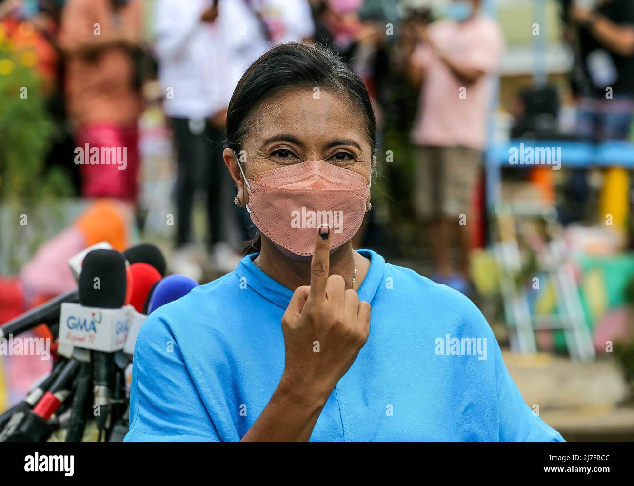 (220509) -- MANILA, 9 maggio 2022 (Xinhua) -- candidato presidenziale e vice presidente in carica Maria Leonor Robredo mostra il suo indice dito contrassegnato con inchiostro dopo aver casted il suo voto in un seggio elettorale nella città di Naga della regione di Bicol, le Filippine, il 9 maggio 2022. Il voto nelle Filippine ha continuato lunedì per eleggere il loro prossimo presidente e circa 18.000 altri funzionari di tutti i livelli di governo. (Maria Leonor Robredo Media/Handout via Xinhua) Foto Stock