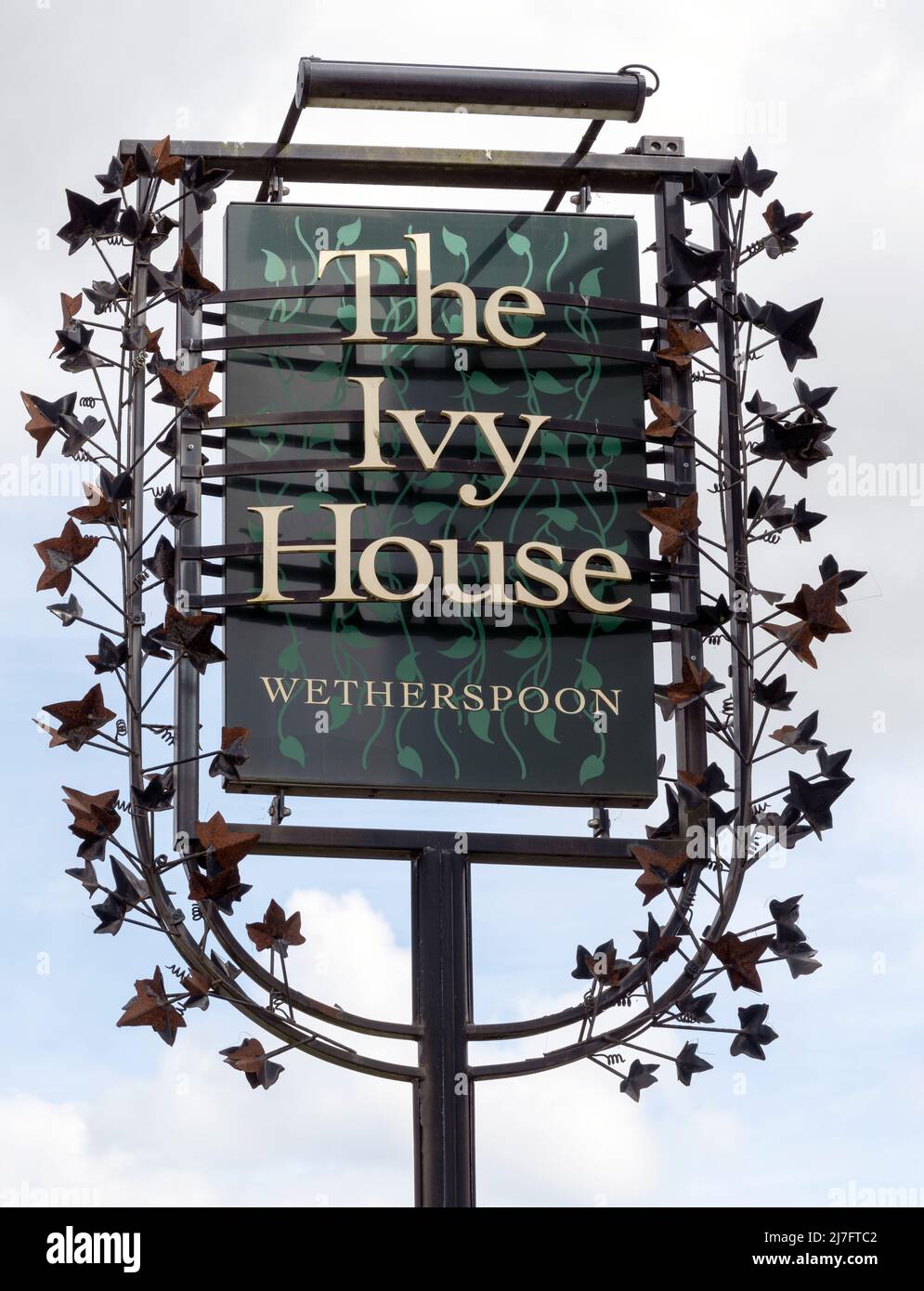 Tradizionale appeso pub segno alla Ivy House - una casa pubblica Wetherspoon - Draymans Way, Alton, Hampshire, Inghilterra Regno Unito. Foto Stock