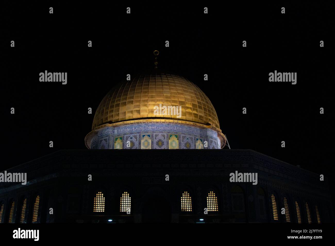 Vista notturna della cupola dorata della roccia. Moschea di al-Aqsa. Una delle più antiche opere d'architettura islamica Foto Stock