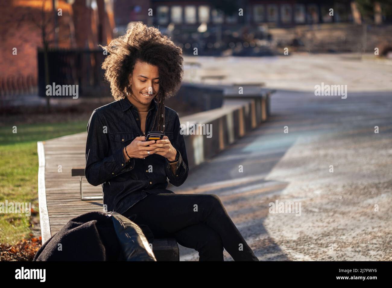 Giovane uomo tramite telefono cellulare Foto Stock