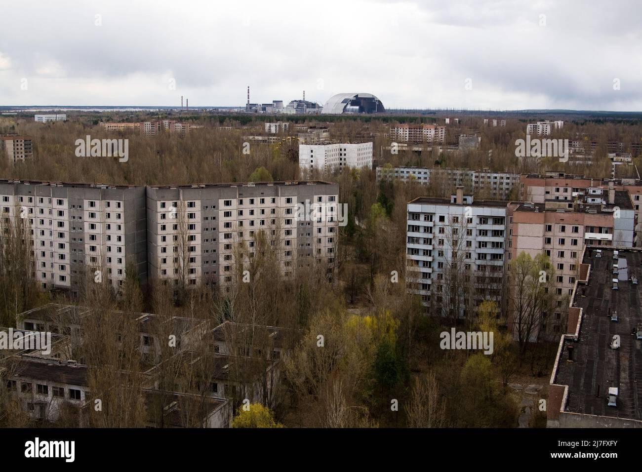 Vista dal tetto di 16-storied appartamento casa nella città di Pripyat, Chernobyl Nuclear Power zone di Alienation, Ucraina Foto Stock