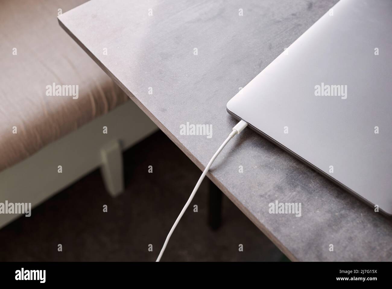 Primo piano del computer portatile con cavo collegato Foto Stock
