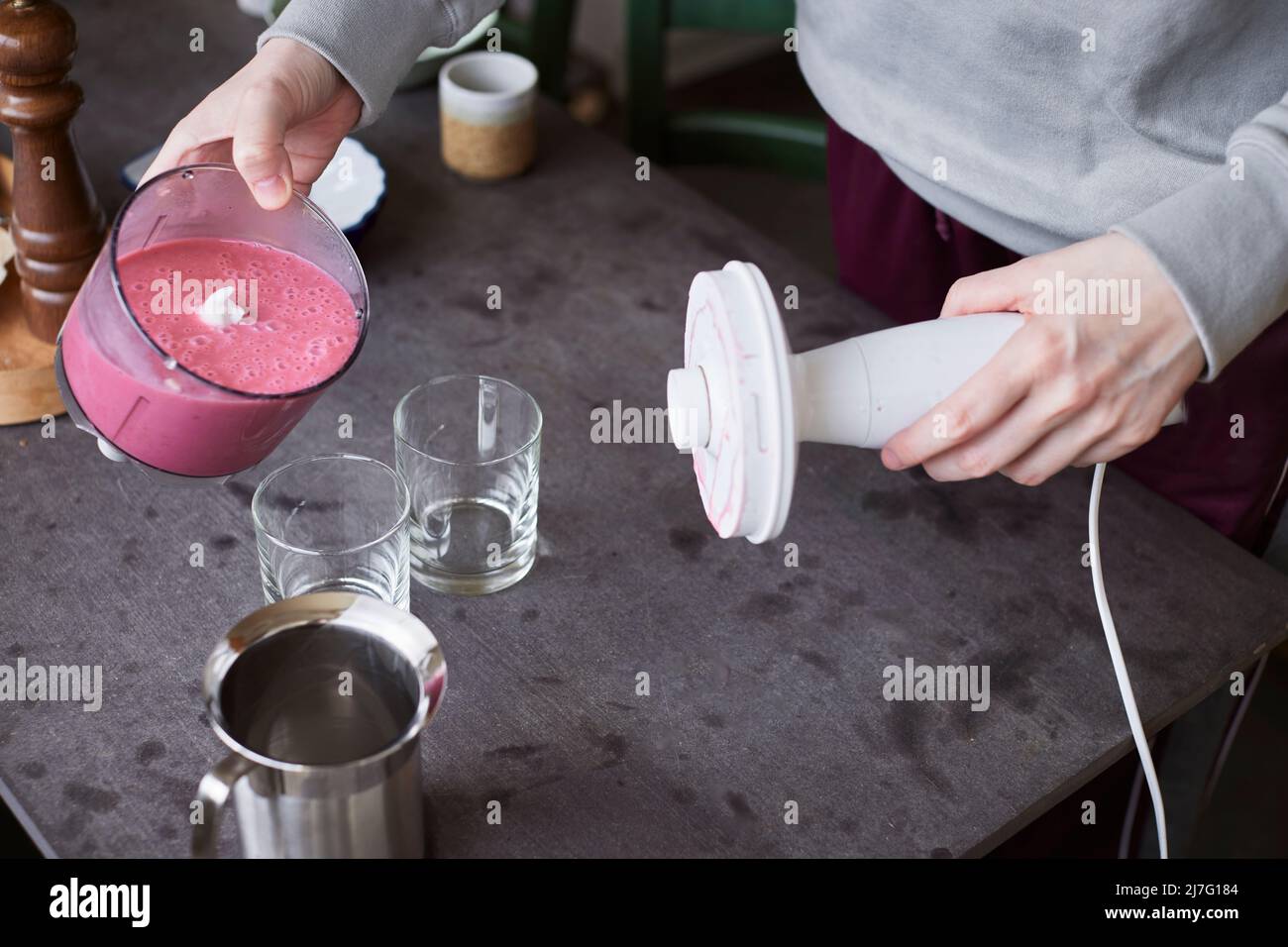 Metà della sezione di uomo che prepara il cibo Foto Stock