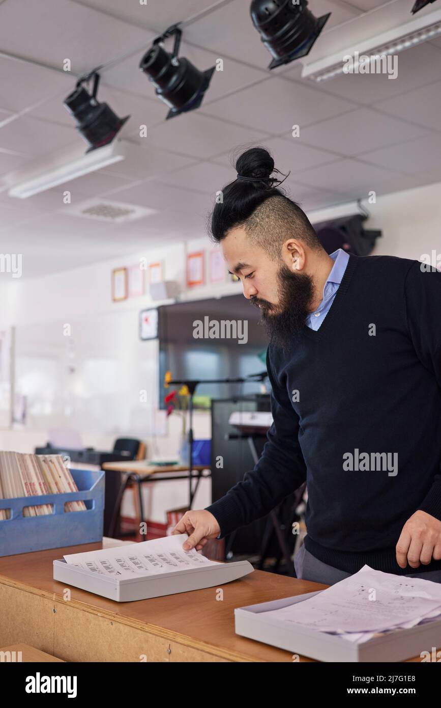 Insegnante di musica durante la lezione Foto Stock
