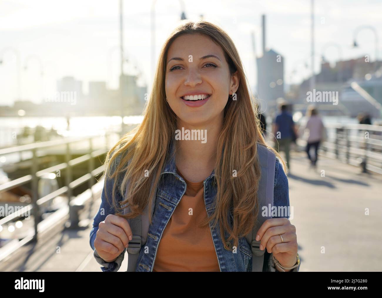 Bella ragazza di scambio scuola eccitata che visita la città degli Stati Uniti nell'ambito del programma di scambio Foto Stock