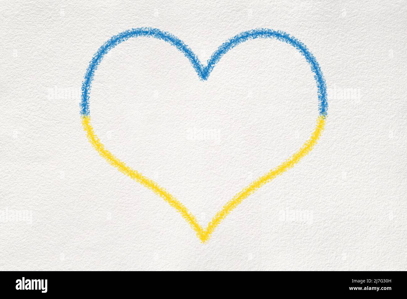 Disegno a forma di cuore su carta bianca testurizzata in Ucraina colori Bandiera: Blu e giallo. Foto Stock