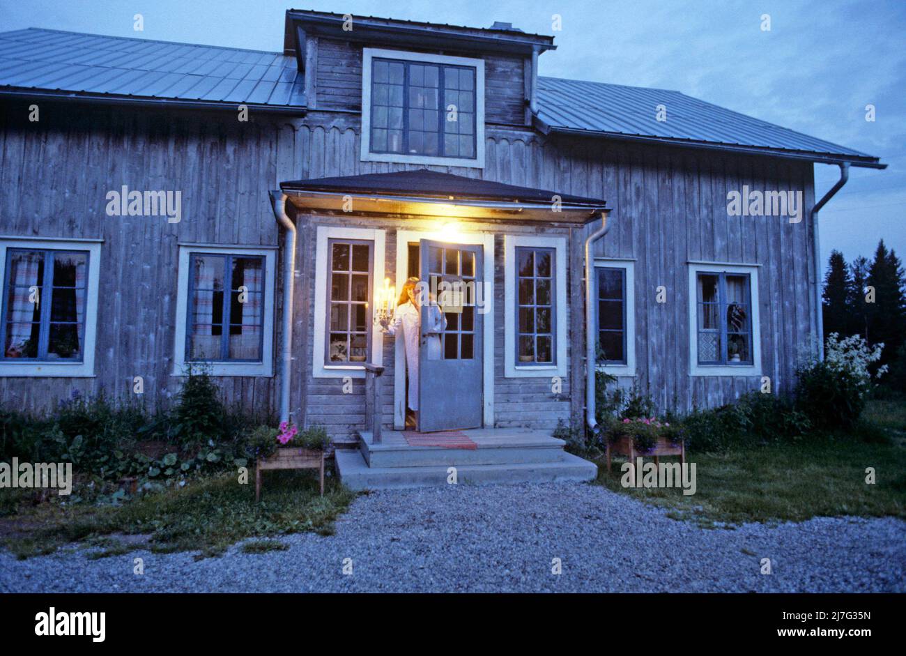 Il vicariato infestato. Borgvattnet è famosa per il suo antico vicariato, costruito nel 1876, ed è una casa infestata. La prima menzione documentata dei fantasmi nel vicarage è in una lettera datata 1927 che è stata scritta dal cappellano Nils Hedlund che ha vissuto nella casa all'epoca. Nel 1930s, il successore di Hedlund, il cappellano Rudolf Tängdén, affermò di aver visto il fantasma di una donna nella casa, e nel 1940s il cappellano successivo, otto Lindgren, e sua moglie, dichiararono di aver sperimentato attività paranormale, tra cui suoni strani e oggetti in movimento. L'immagine mostra la casa e un w Foto Stock