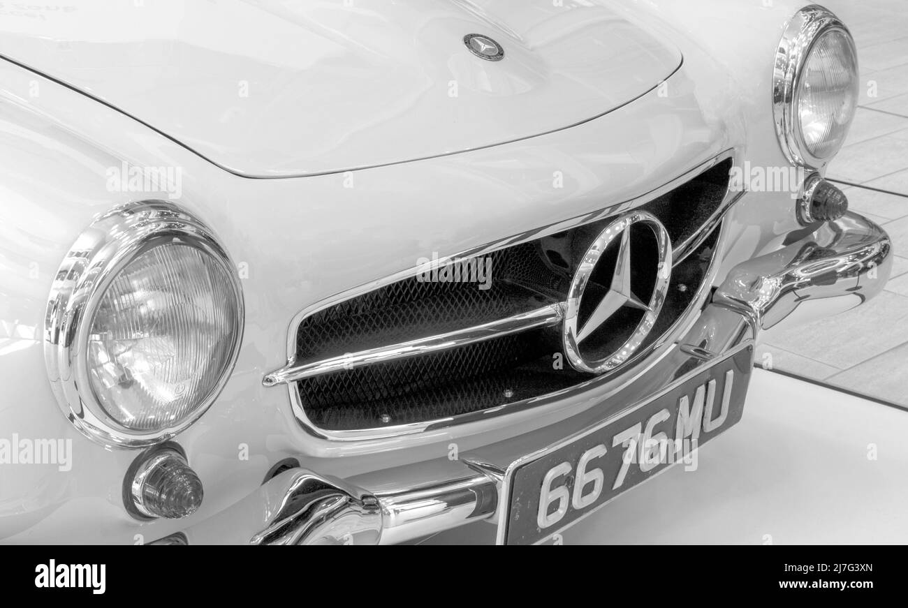 Mercedes-Benz World , Brooklands Drive, Weybridge, Surrey, Inghilterra, UK - 1962 Mercedes-Benz 190 SL (W121) Foto Stock