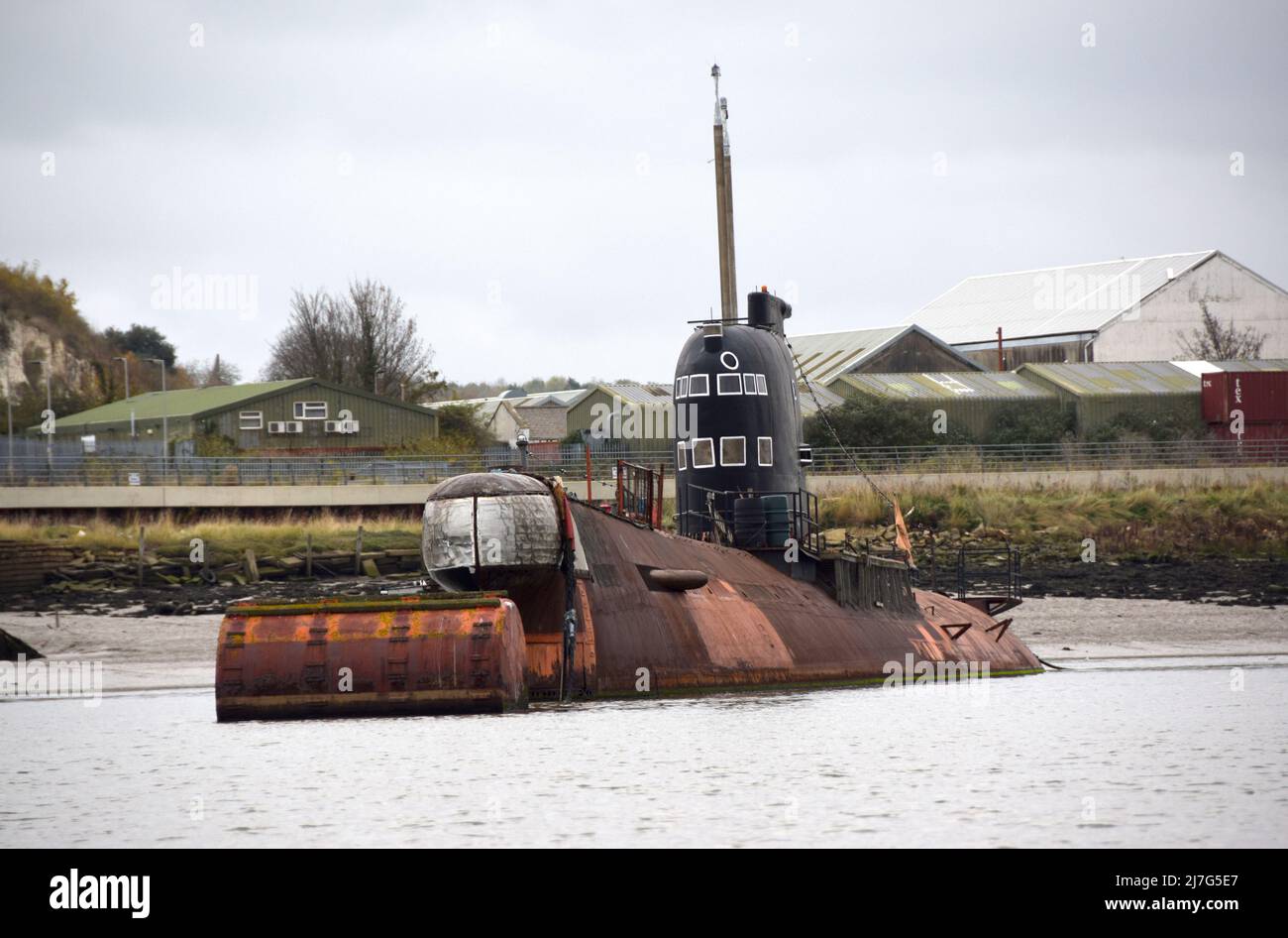 23/04/2022 Strood Regno Unito ex marina russa Foxtrot-Class sottomarino del periodo della Guerra fredda è ormeggiato nel fiume Medway vicino a Strood nel Kent ed è privato Foto Stock