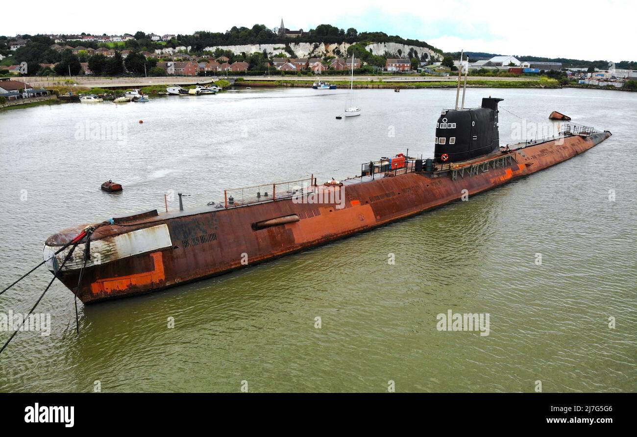 23/04/2022 Strood Regno Unito ex marina russa Foxtrot-Class sottomarino del periodo della Guerra fredda è ormeggiato nel fiume Medway vicino a Strood nel Kent ed è privato Foto Stock