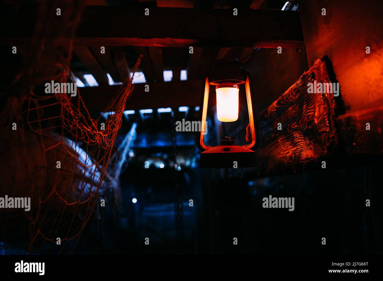 Verricello in legno di una nave a vela e funi sul ponte della nave da guerra medievale pirata Foto Stock