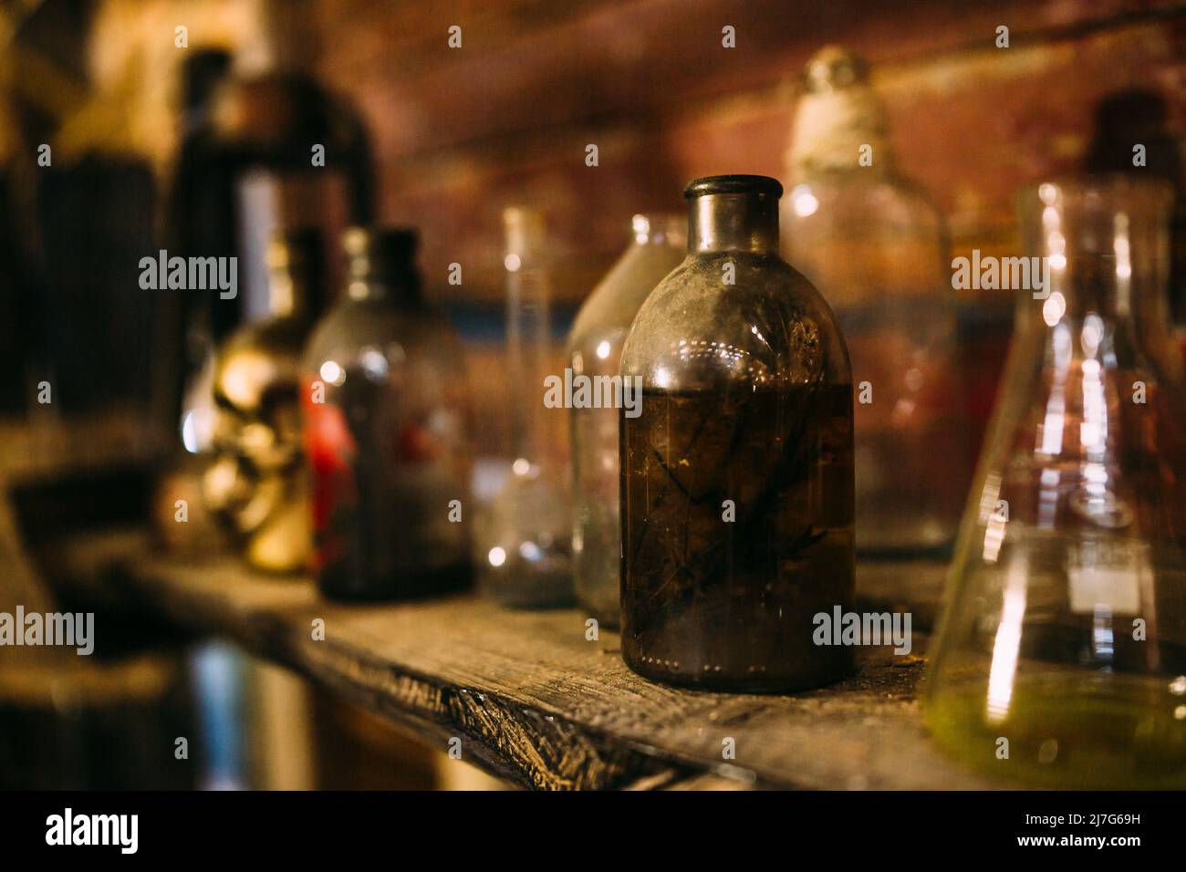 Bottiglia medica antica. Mistero scuro Halloween concetto Foto Stock