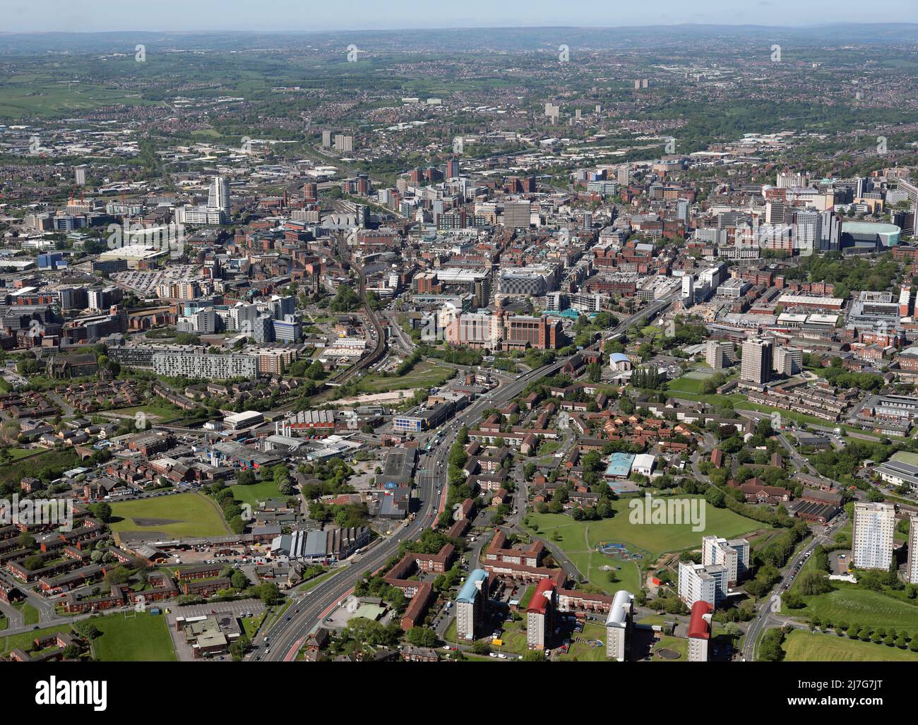 Vista aerea della città di Leeds da est guardando verso ovest fino alla strada A64 verso il centro città. Haslewood Park è in primo piano. Foto Stock