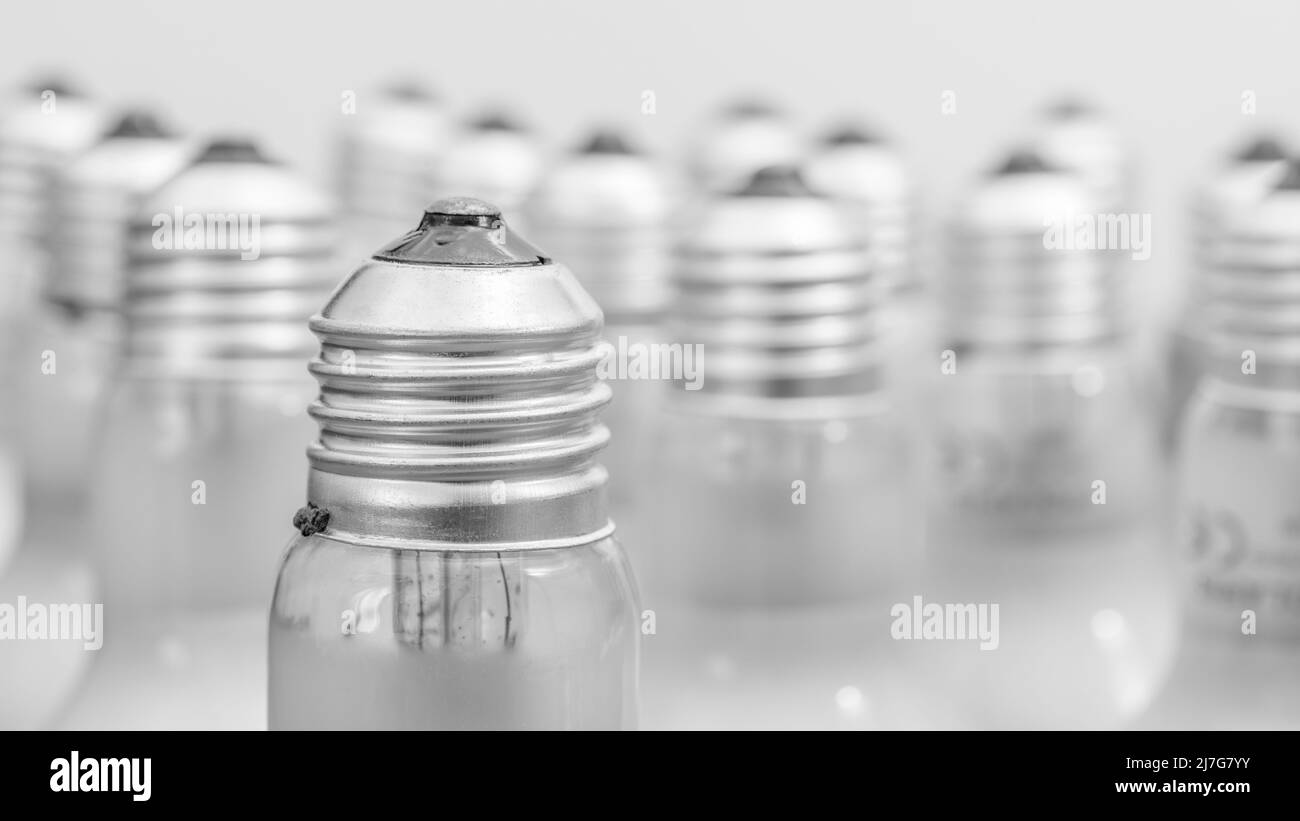 Close shot monocromatico di calotta per lampadina a incandescenza in vetro con raccordo a vite E27 / Edison. Per l'illuminazione, l'industria dell'illuminazione del Regno Unito, l'abstract dell'illuminazione. Foto Stock