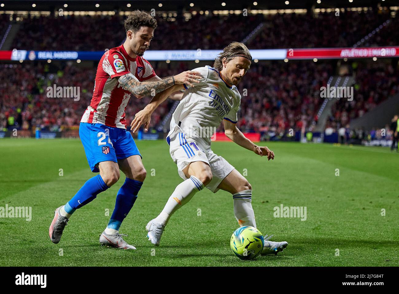 Madrid, Spagna, 08 maggio 2022, Luka Modric del Real Madrid e Sime Vrsaljko dell'Atletico de Madrid durante la partita la Liga tra Atletico de Madrid e Real Madrid CF disputata allo stadio Wanda Metropolitano il 08 maggio 2022 a Madrid, Spagna. (Foto di Ruben Albarran / PRESSINPHOTO) Foto Stock