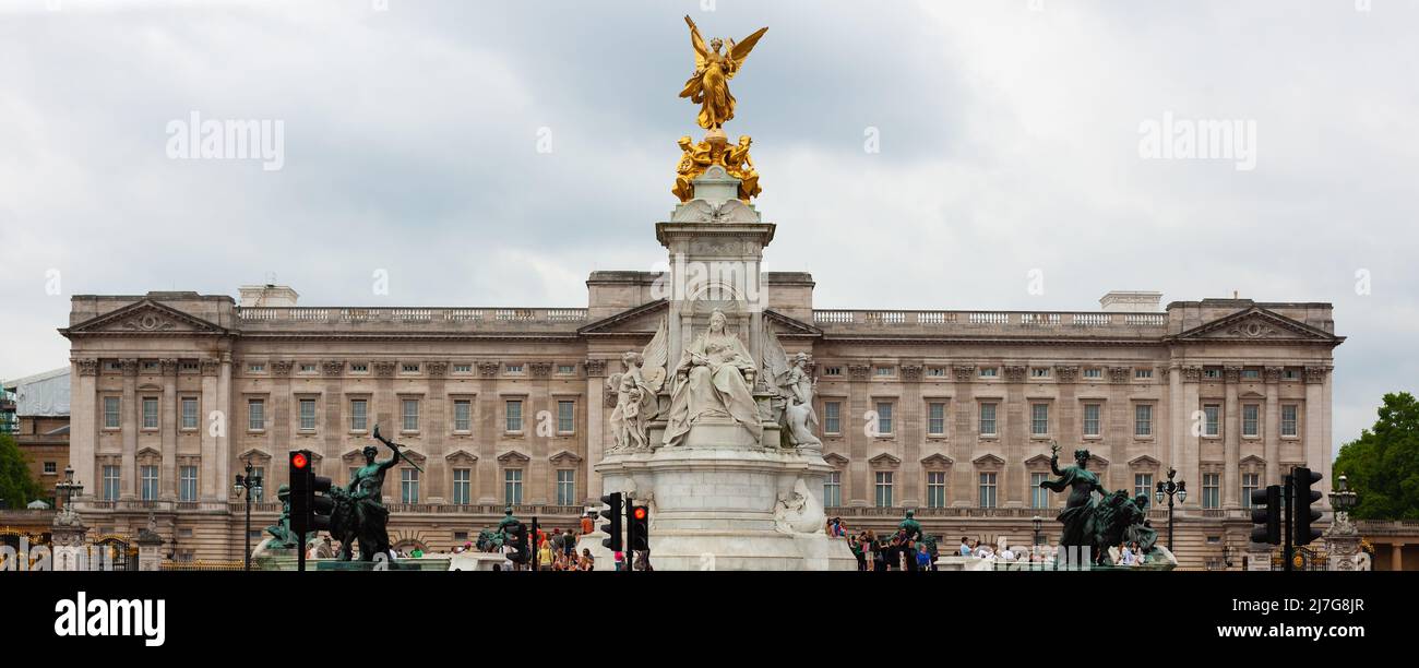 Londra, Regno Unito - 29 giugno 2010 : Victoria Memorial di fronte a Buckingham Palace. Monumento alla Regina Vittoria con un'immagine della Regina Foto Stock