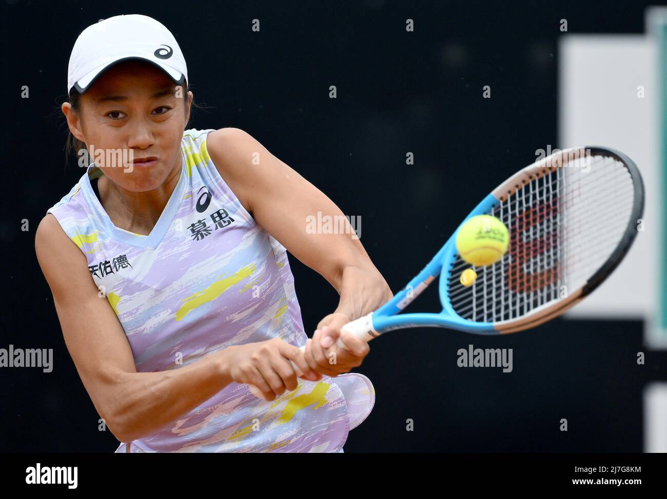 9 maggio 2022, ROMA: Shuai Zhang della Cina in azione contro Martina  Trevisan d'Italia durante il primo round femminile al torneo di tennis Open  Italiano di Roma, 09 maggio 2021. ANSA/ETTORE FERRARI (