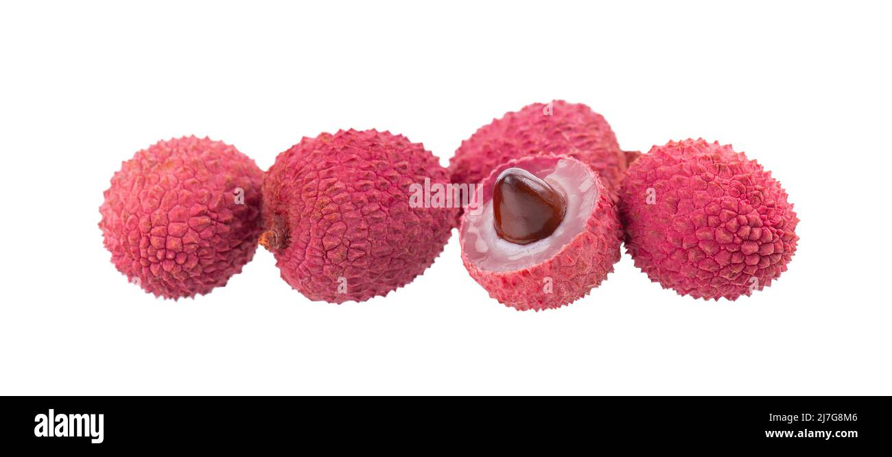 Frutta di liceo isolato su sfondo bianco. Frutta tropicale esotica fresca matura. Litchi chinensis. Tracciato di ritaglio. Foto Stock
