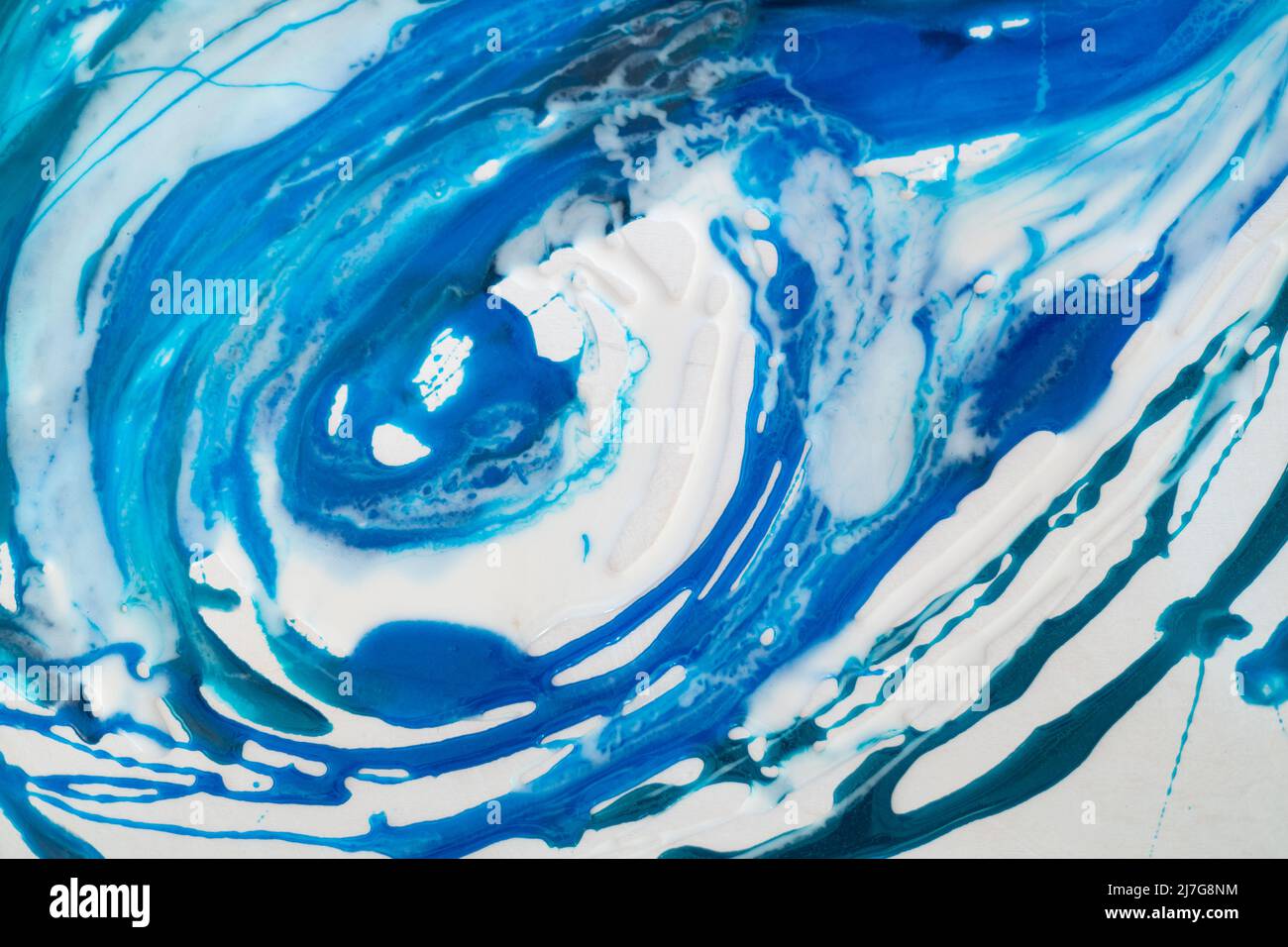Resina epossidica art. Texture of blue and white paint. Arte fluida, kintsugi. Primo piano Foto Stock