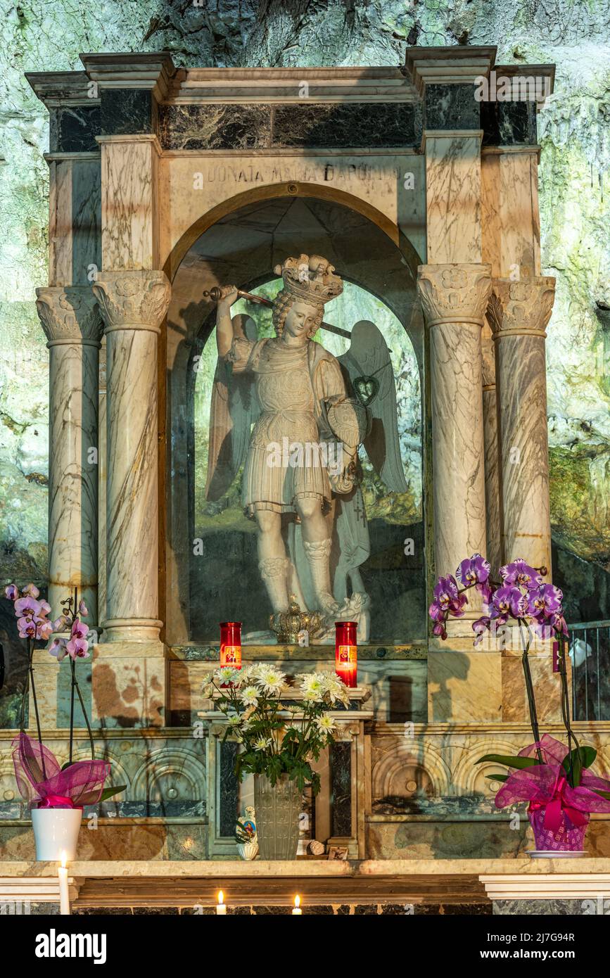 Statua dell'Arcangelo Michele posta sopra l'altare maggiore nella grotta di San Michele. Cavità naturale dedicata al culto di San Michele. Puglia Foto Stock