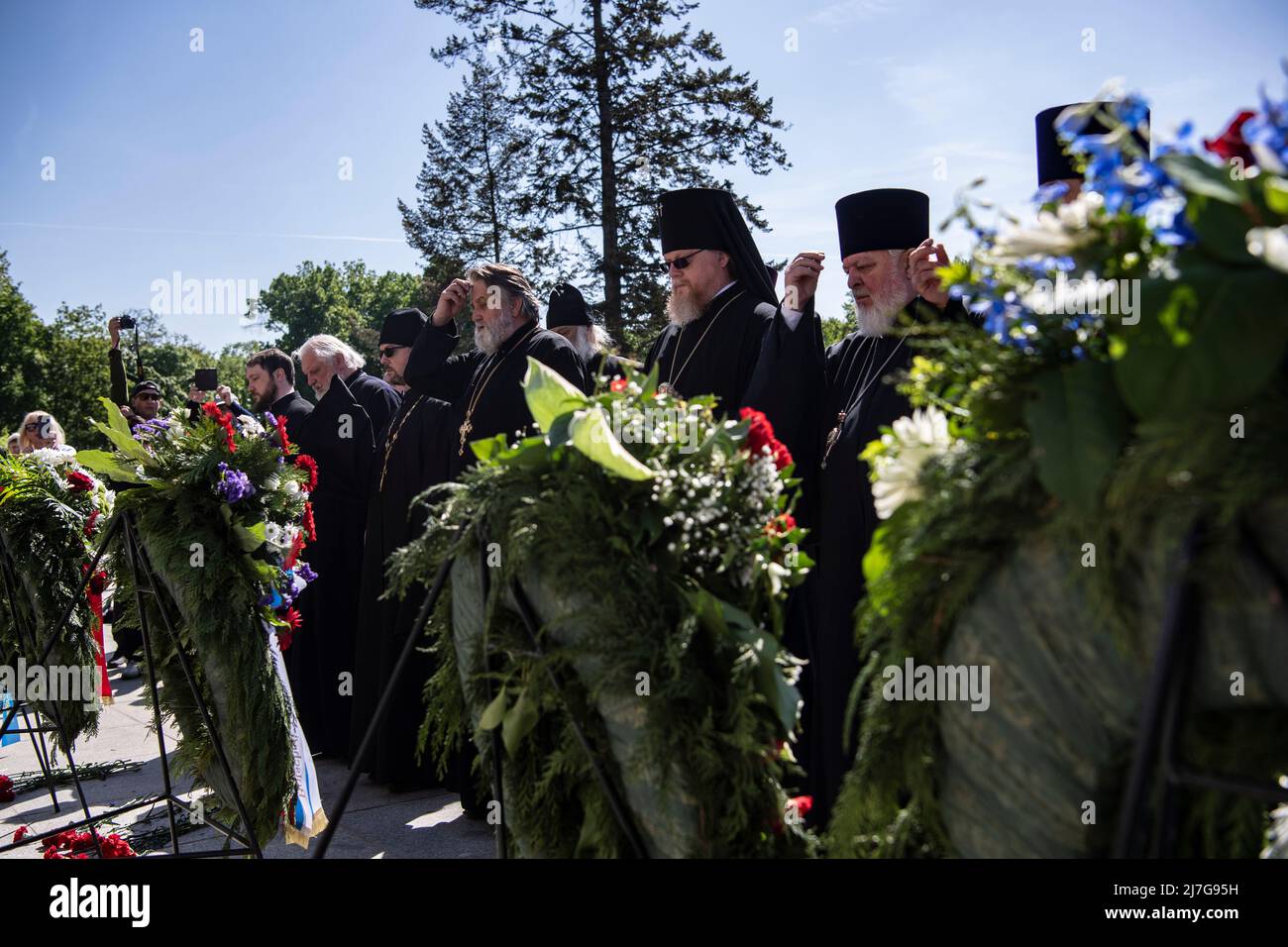 Berlino, Germania. 09th maggio 2022. Il clero ortodosso è in piedi al memoriale per la strada del 17 giugno in occasione della commemorazione. Credit: Paul Zinken/dpa/Alamy Live News Foto Stock