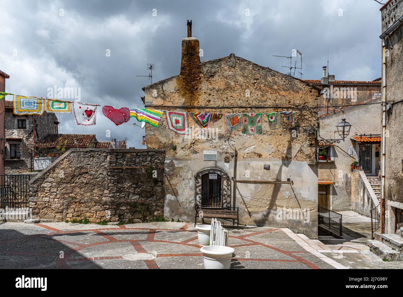 Opere di crochet raffiguranti l'amore si aggrappano a un filo della Piazzetta Terra nel quartiere omonimo di Vico del Gargano. Puglia Foto Stock